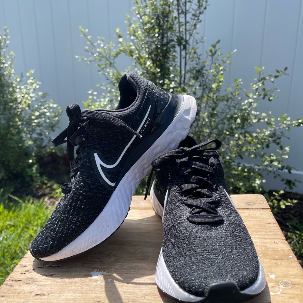 Nike Black and White Athletic Shoes with Sleek Design